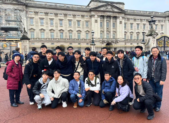 Students posing for a group photograph outside Buckingham Palace in London.